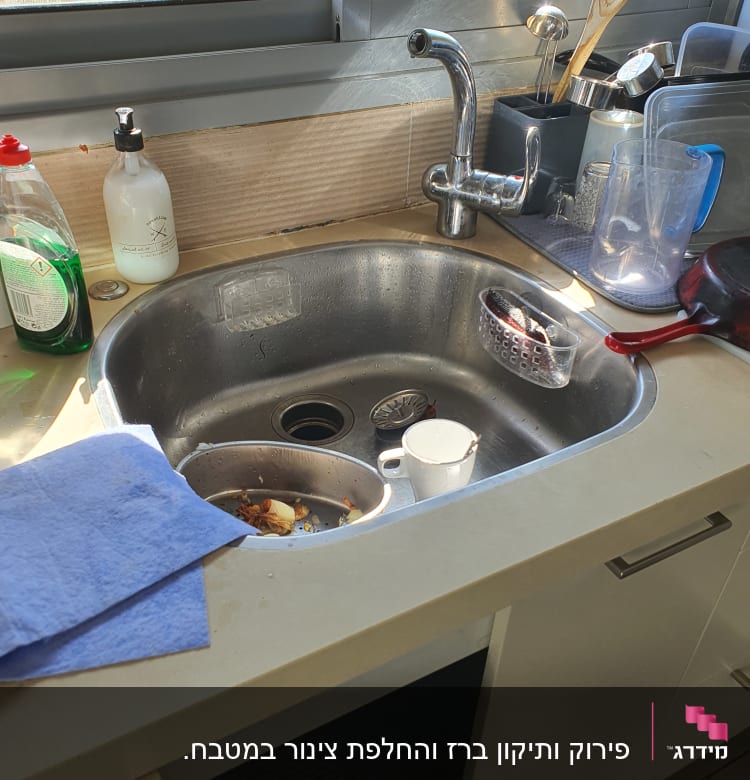 כיור מטבח עם ברז, כלים וסבון כלים